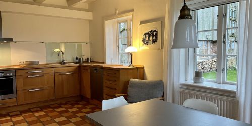 Voll ausgestattete Küche mit Backofen und Spülmaschine