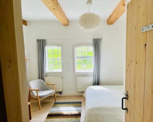 Schlafzimmer mit Sessel